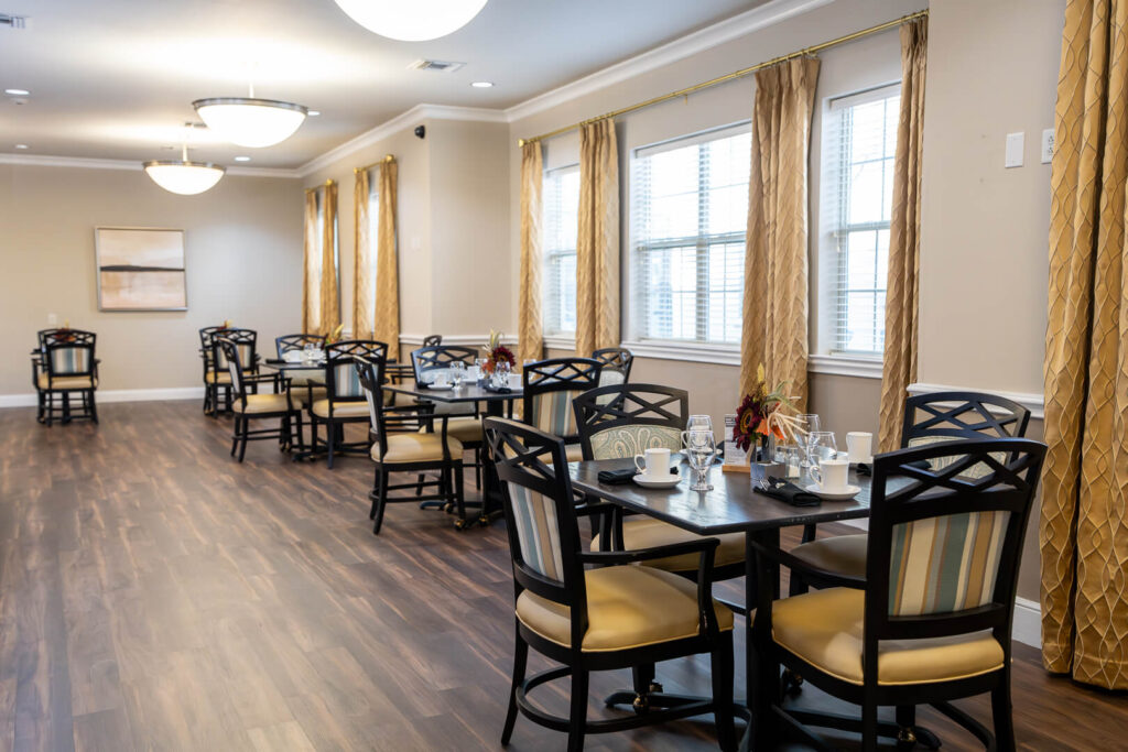 Communal Dining for Seniors in Memory Care Facility